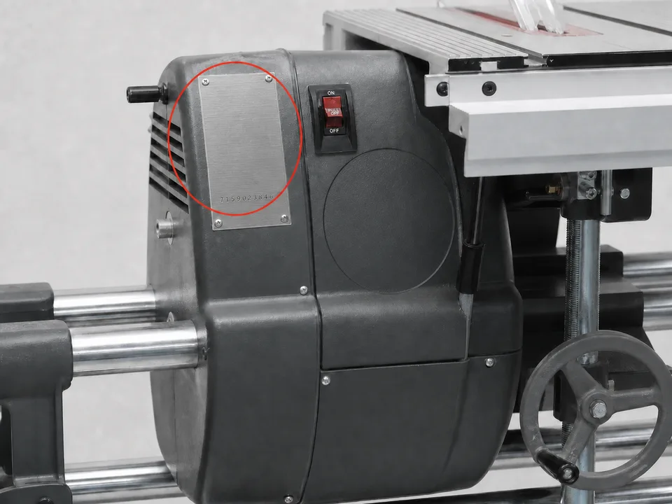 Ubicación de la placa de identificación en el lado izquierdo del Smart Motor